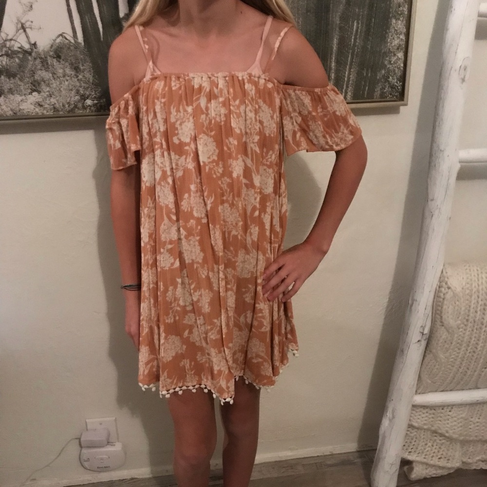 Girls of the shoulder dress